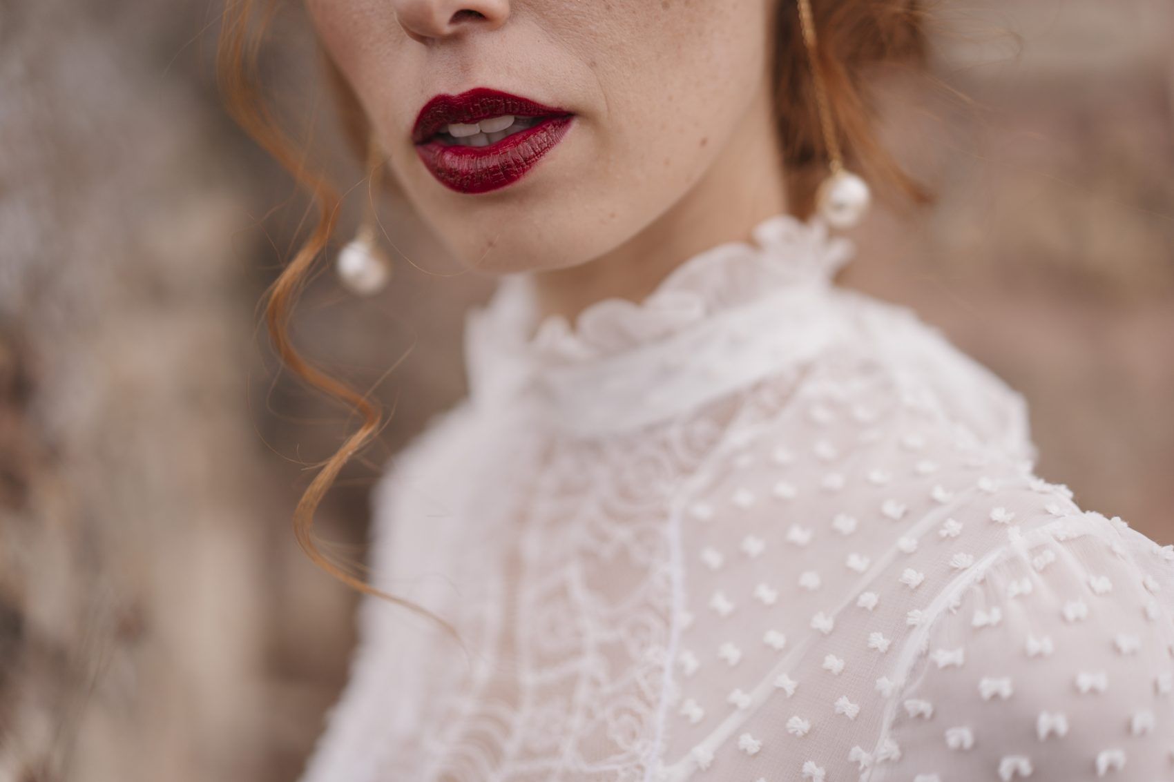 , Editorial en el Parador de Sig&uuml;enza con vestidos de Raquel Ferreiro.