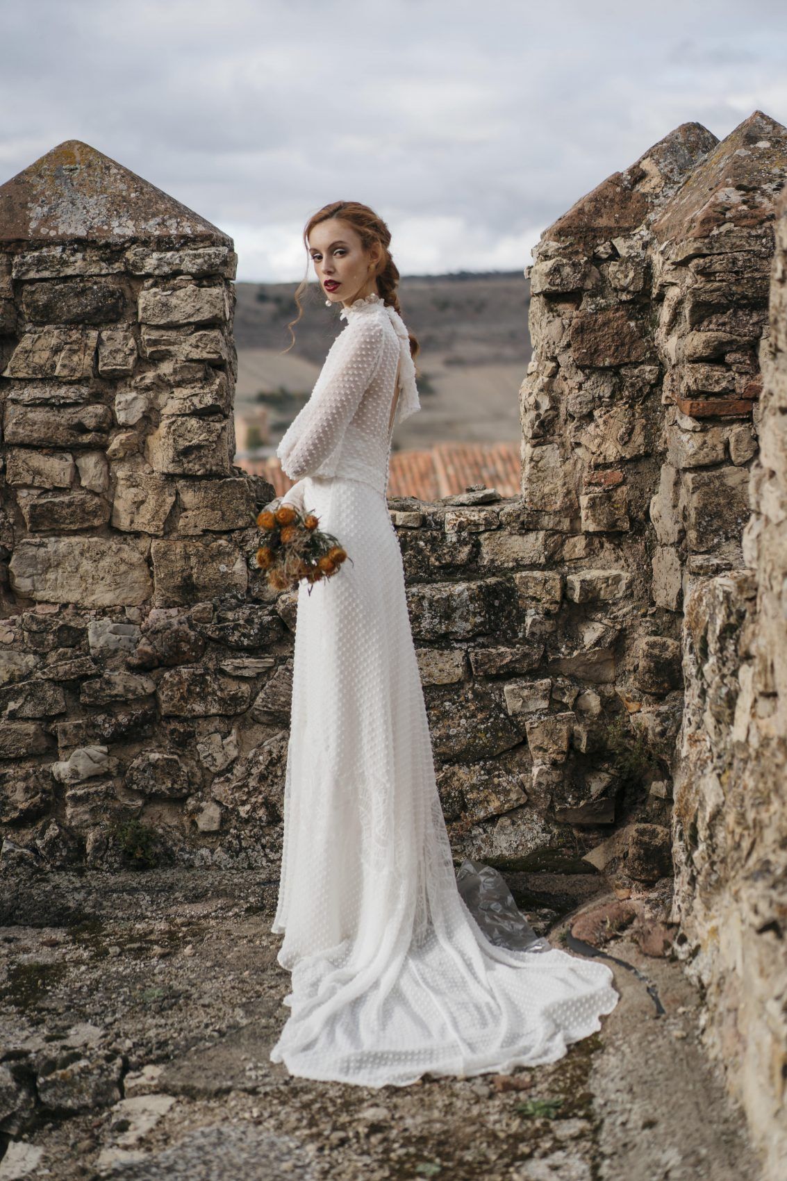 , Editorial en el Parador de Sig&uuml;enza con vestidos de Raquel Ferreiro.