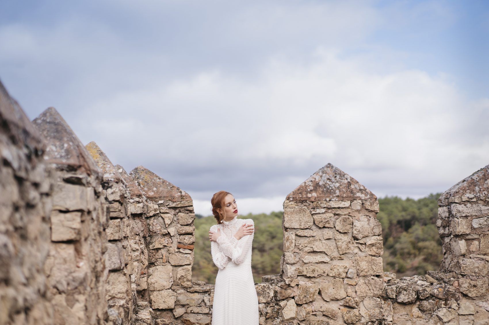 , Editorial en el Parador de Sig&uuml;enza con vestidos de Raquel Ferreiro.
