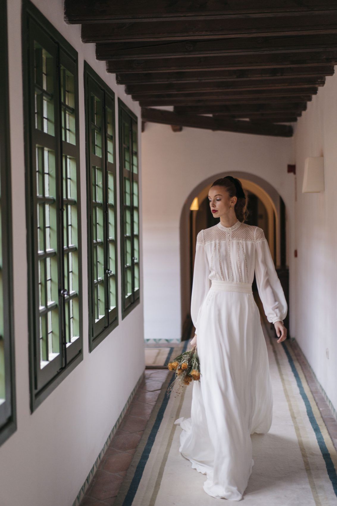 , Editorial en el Parador de Sig&uuml;enza con vestidos de Raquel Ferreiro.