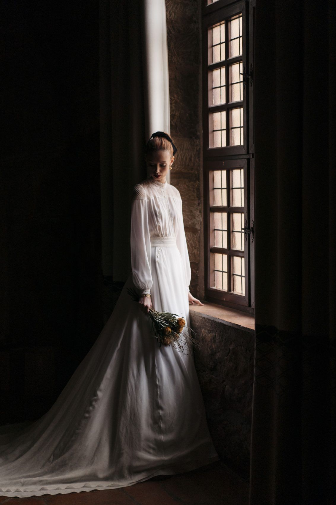 , Editorial en el Parador de Sig&uuml;enza con vestidos de Raquel Ferreiro.