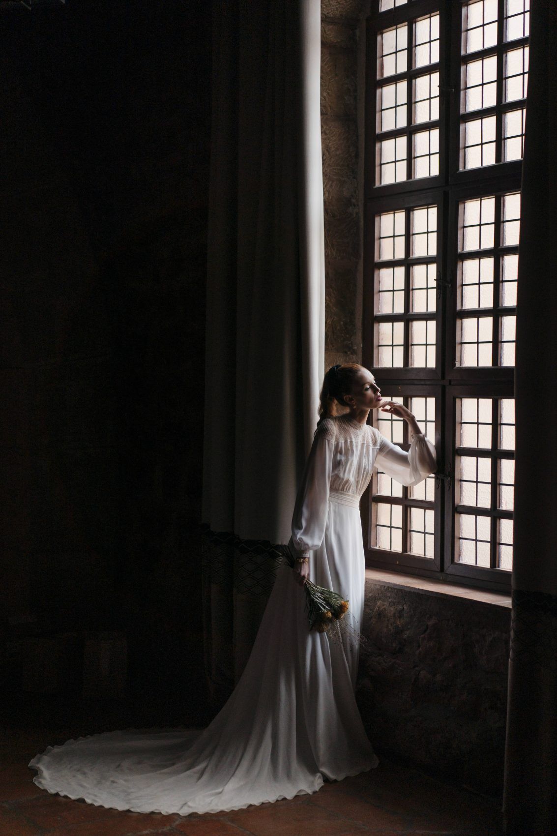 , Editorial en el Parador de Sig&uuml;enza con vestidos de Raquel Ferreiro.