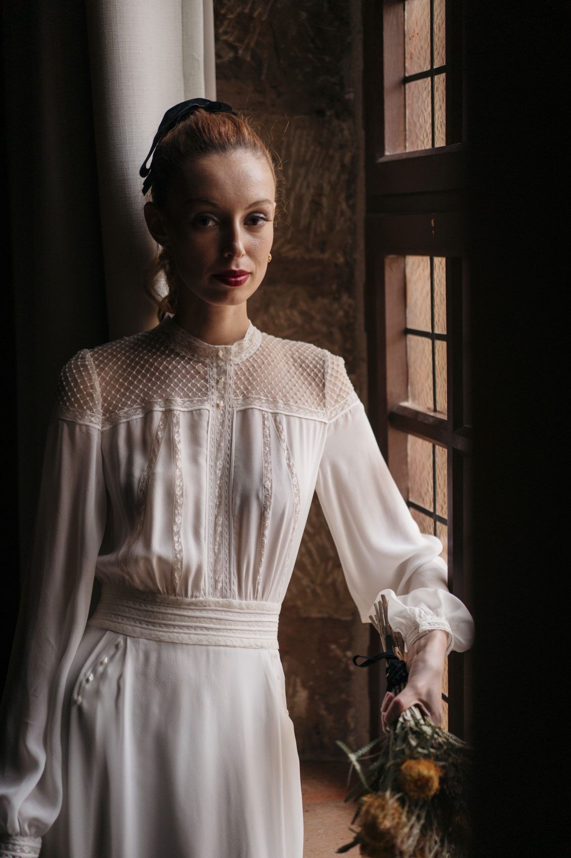 , Editorial en el Parador de Sig&uuml;enza con vestidos de Raquel Ferreiro.