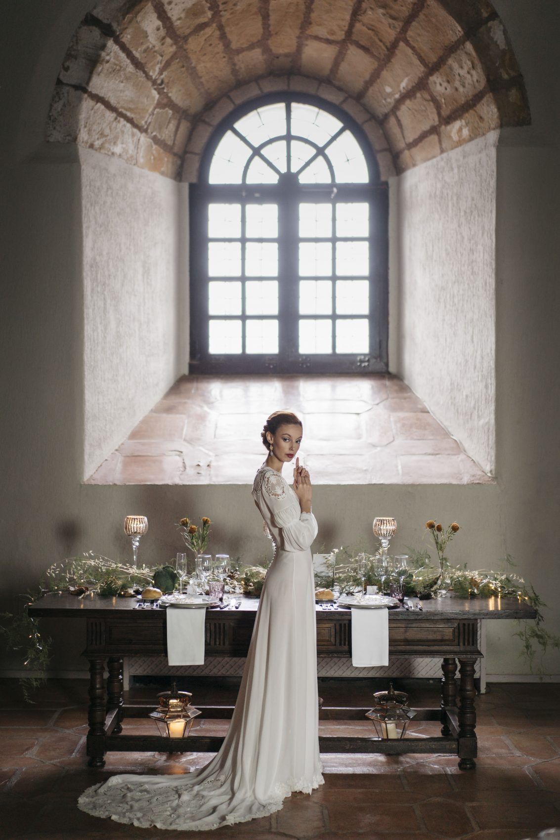 , Editorial en el Parador de Sig&uuml;enza con vestidos de Raquel Ferreiro.